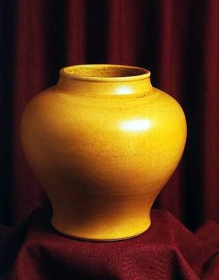Jarra decorada com esmalte amarelo brilhante, final do século XVI (porcelana) de Ming Dynasty Chinese School