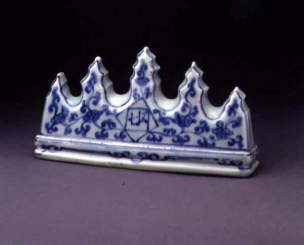 Descanso de caneta, Ming, c.1368-1644 (porcelana com underglaze azul) de Ming Dynasty Chinese School