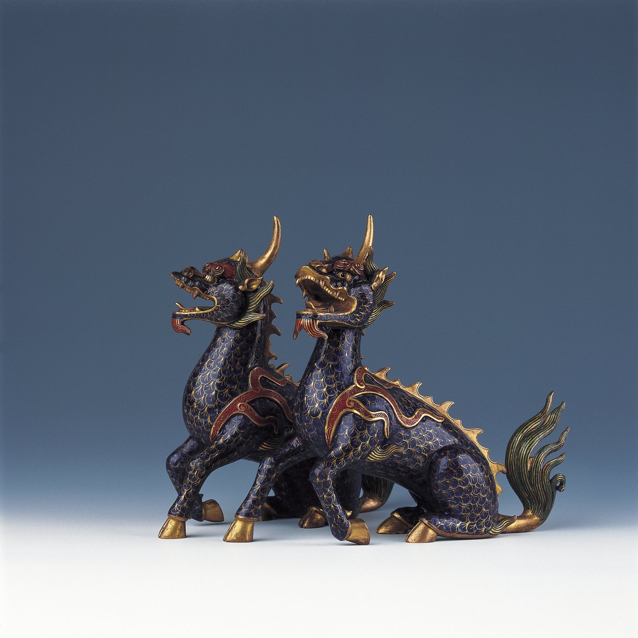 Um par de qilin sentado (esmalte cloisonne e bronze dourado) de Ming Dynasty   Wanli Period Chinese School