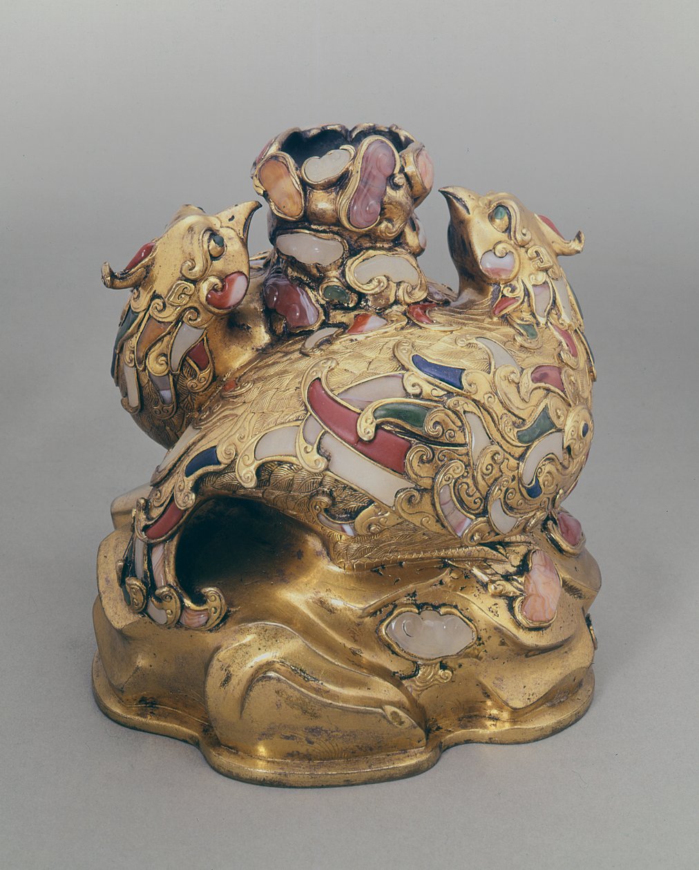 Navio de vinho de cobre dourado chinês sob a forma de Phoenixes em uma rocha de Ming Dynasty Chinese School