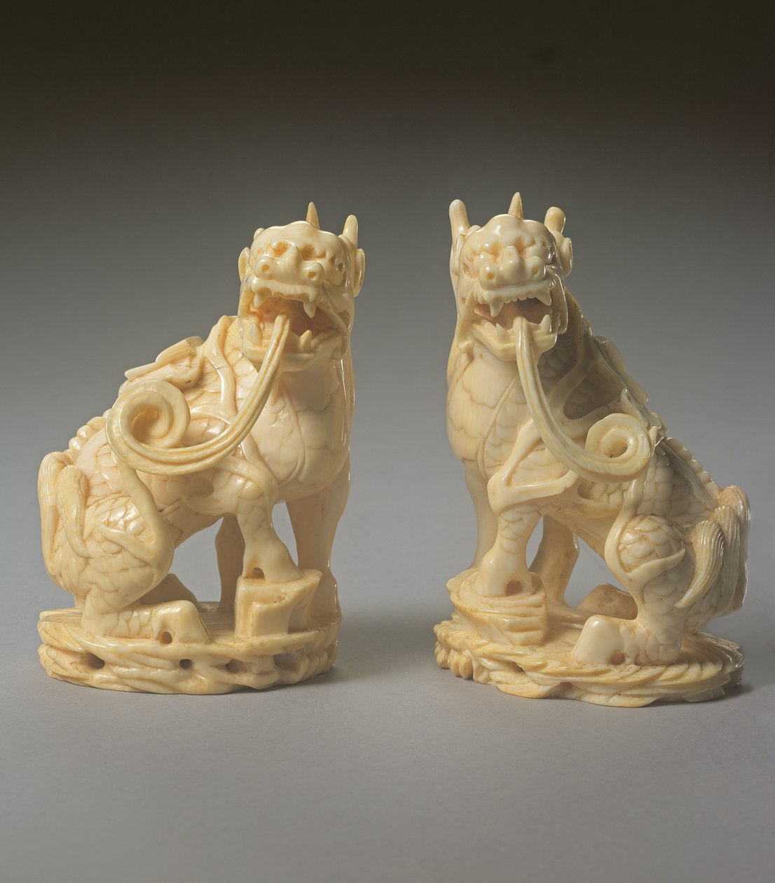 Par de Qilin Esculpido (ver também 272190) de Ming Dynasty Chinese School