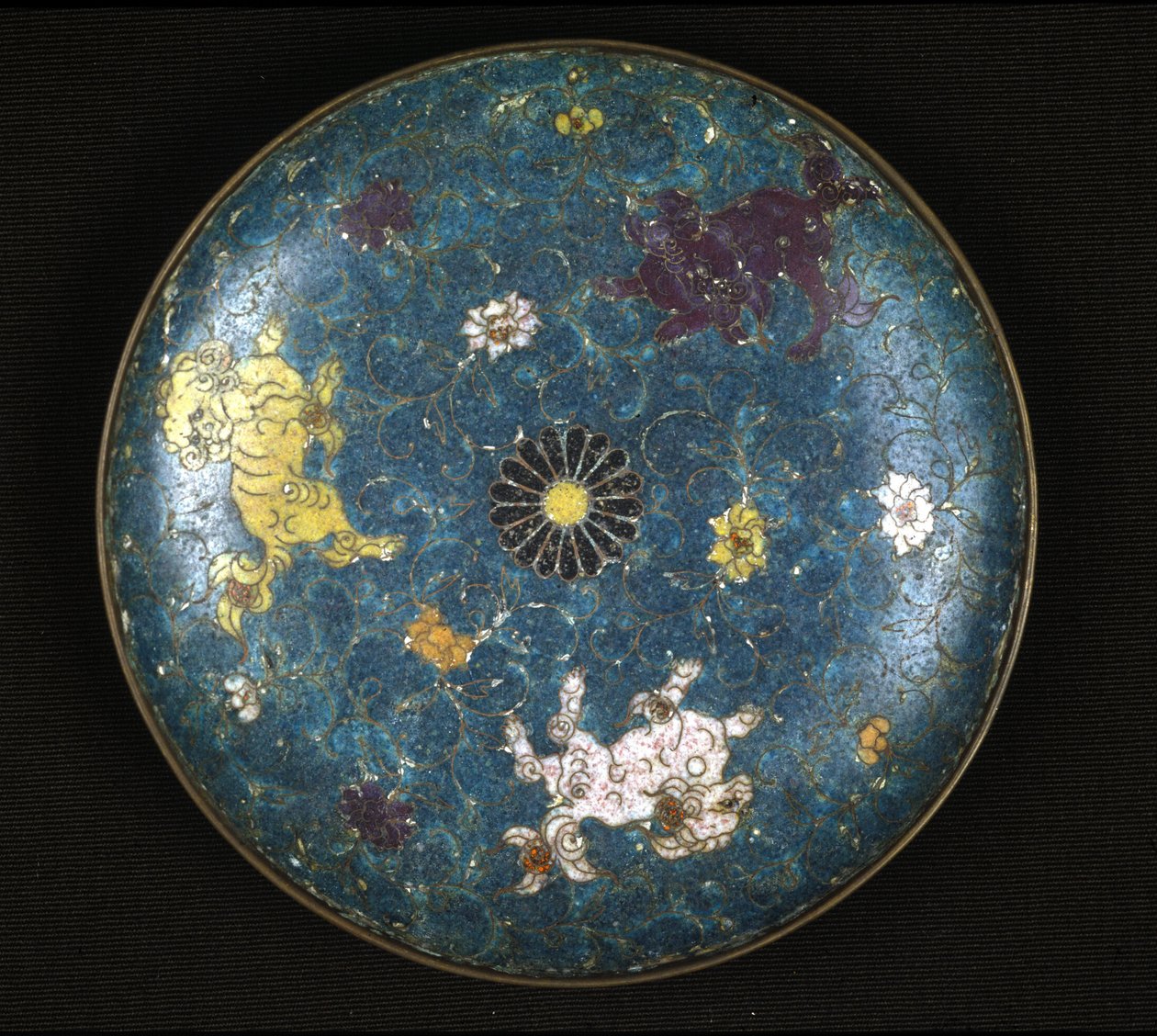 Prato em cobre e esmalte cloisonne, período Ming (1368 - 1644). de Ming Dynasty Chinese School