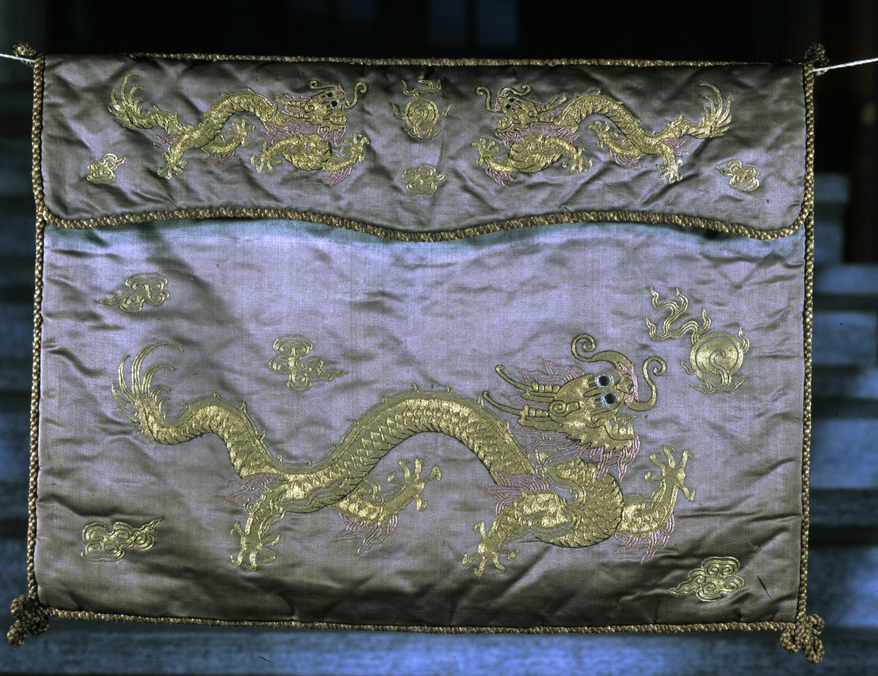 Tecido de seda com motivos dourados retratando dragões, período Ming (1368 - 1644). de Ming Dynasty Chinese School
