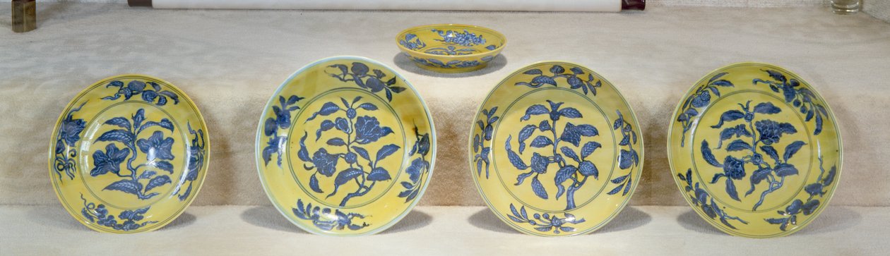 Pratos de terra amarela pintados em azul sob o vidrado, dinastia Ming (cerâmica) de Ming Dynasty Chinese School