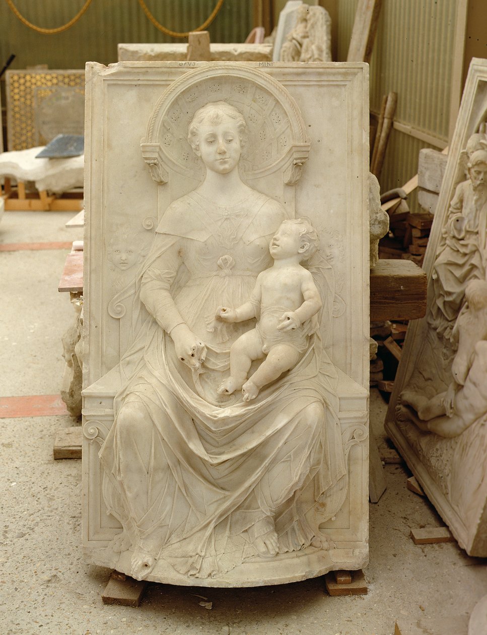 Madonna e criança (mármore) de Mino da Fiesole