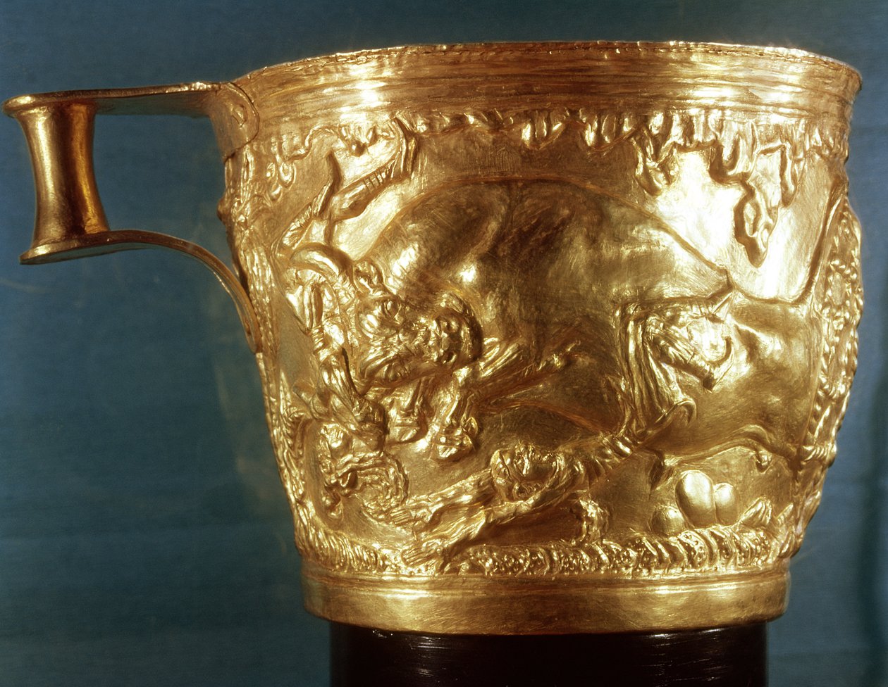 Taça, representando um touro, encontrado no túmulo real de Vaphio, Esparta, Minoan I, c.1500 aC (ouro) de Minoan