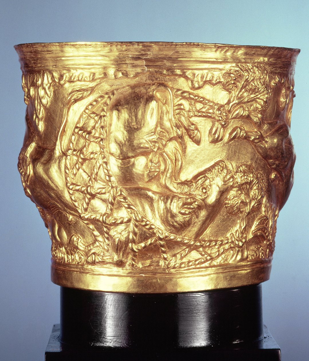 Taça, encontrada no túmulo real de Vaphio, Esparta, Minoan I, c.1500 aC (ouro) de Minoan