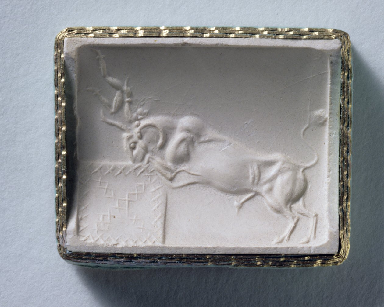 Impressão, de, um, selo cilindro, descrevendo, um, touro, bebendo, em, um, cisterna, knossos, crete, c.1700-1500, bc, (gesso) de Minoan