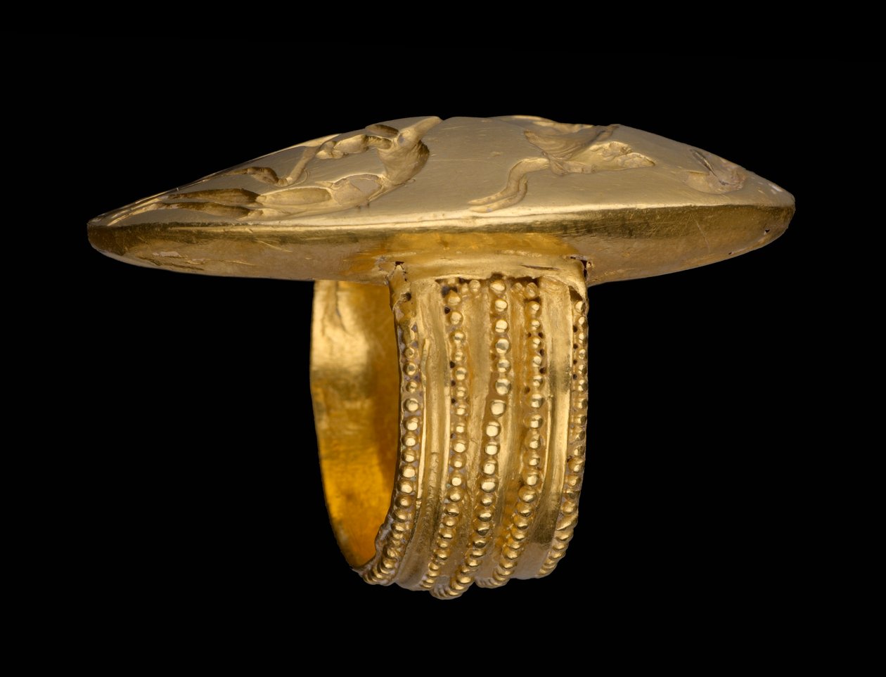 Anel de vedação representando uma cena de saltos de touro, tarde Minóica, c.1500 aC (ouro) (ver também 115761) de Minoan