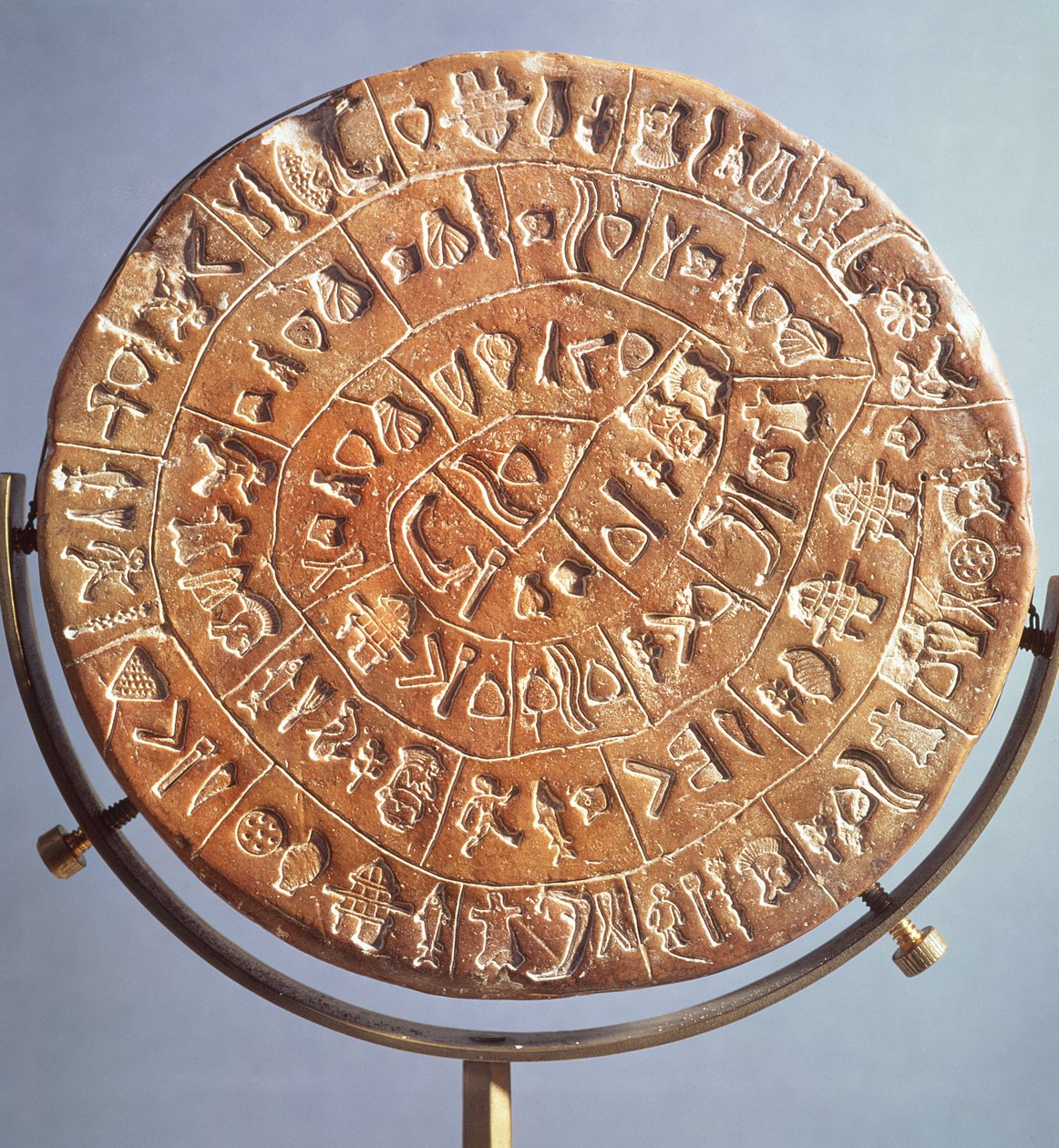 O disco de Phaistos, com símbolos de significado desconhecido, de Creta, c.1650 aC (argila) (por outro lado ver 106116) de Minoan