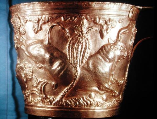 Taça, representando um touro selvagem, encontrado no túmulo real de Vaphio, Esparta, Minoan I, c.1500 aC (ouro) (ver também 148826) de Minoan