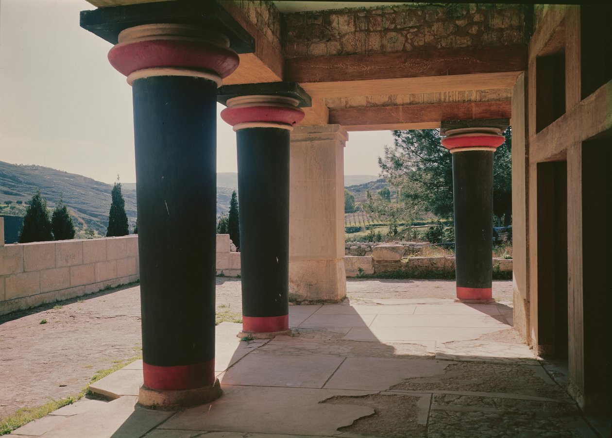 Vista do pórtico do palácio, c.1500 aC de Minoan