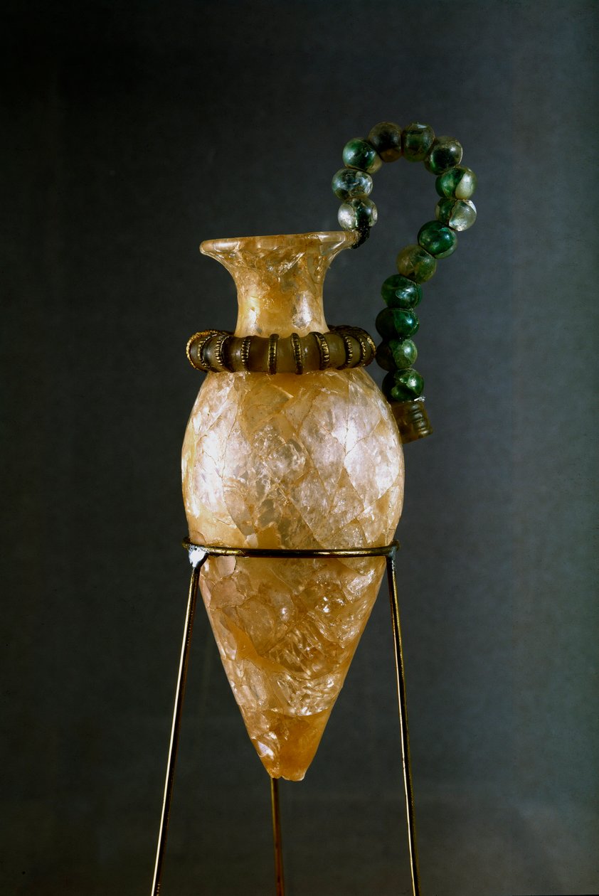 Arte minóica: rhython ou rhyton ou rython (vaso de vestuário) em cristal de rocha e cobre da sala do tesouro do santuário de Zakros a Creta. 1700-1400 a.C., museu arqueológico - Arte minóica: cristal de rocha e ríton de cobre (aspersor ritual) do tesouro de Minoan