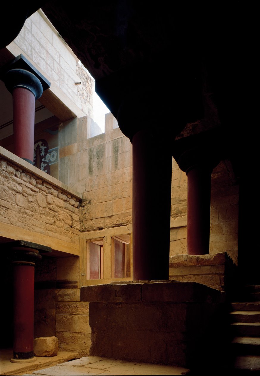 Arte minóica: vista do interior do palácio do Rei Minos em Cnossos (Knossos), escadaria oriental e clarabóia. 1600-1400 AC. Creta de Minoan
