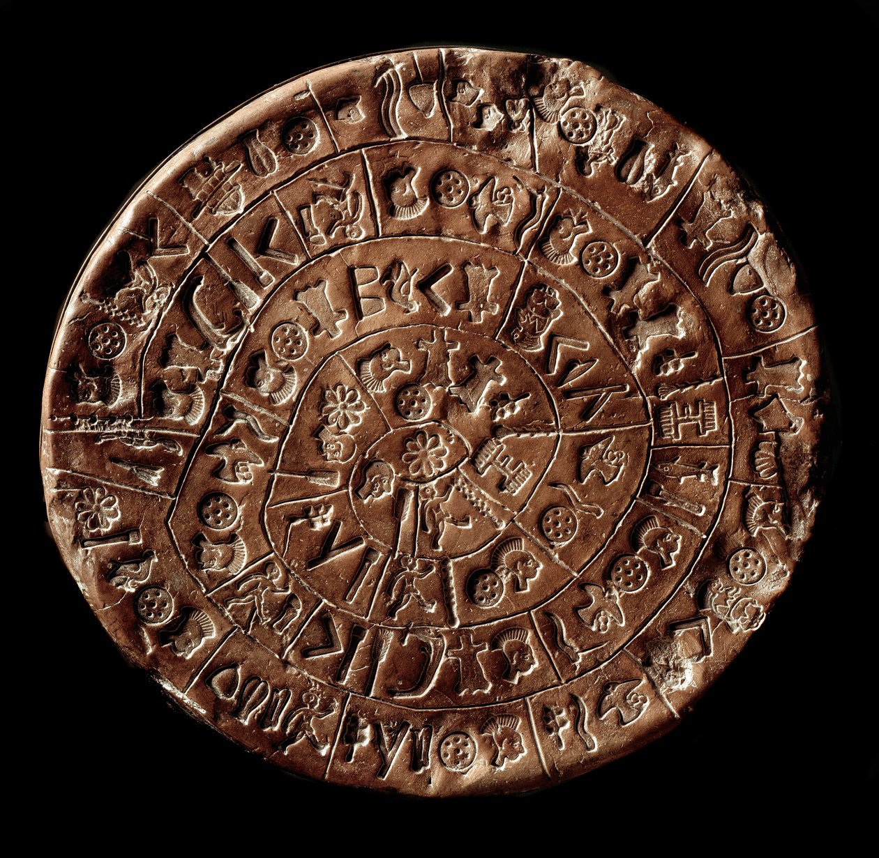 O disco de Phaistos (Phaistos Disk, Phaestos Disc) (Minoan Art - 1700 - 1600 BC) coberto com hieróglifos. de Minoan