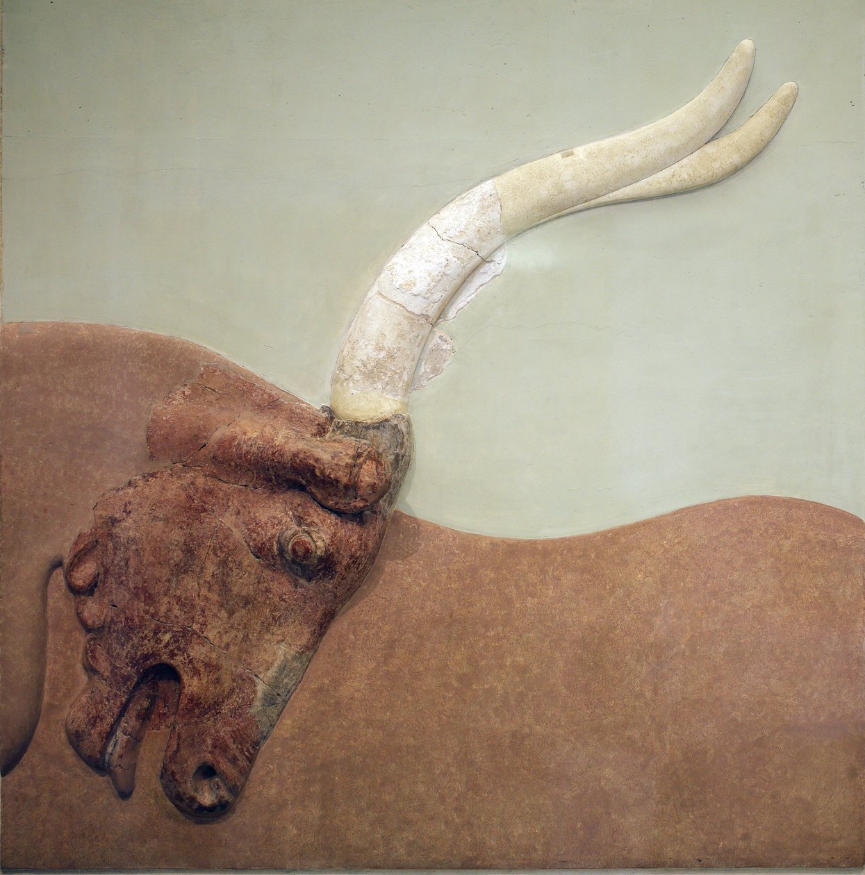 Arte Minoana. Fragmento de fresco em relevo de gesso mostrando um touro caçado. Do palácio Minoan em Knossos. 1600 - 1450 BC. Museu Arqueológico, Herakleion, Creta. de Minoan