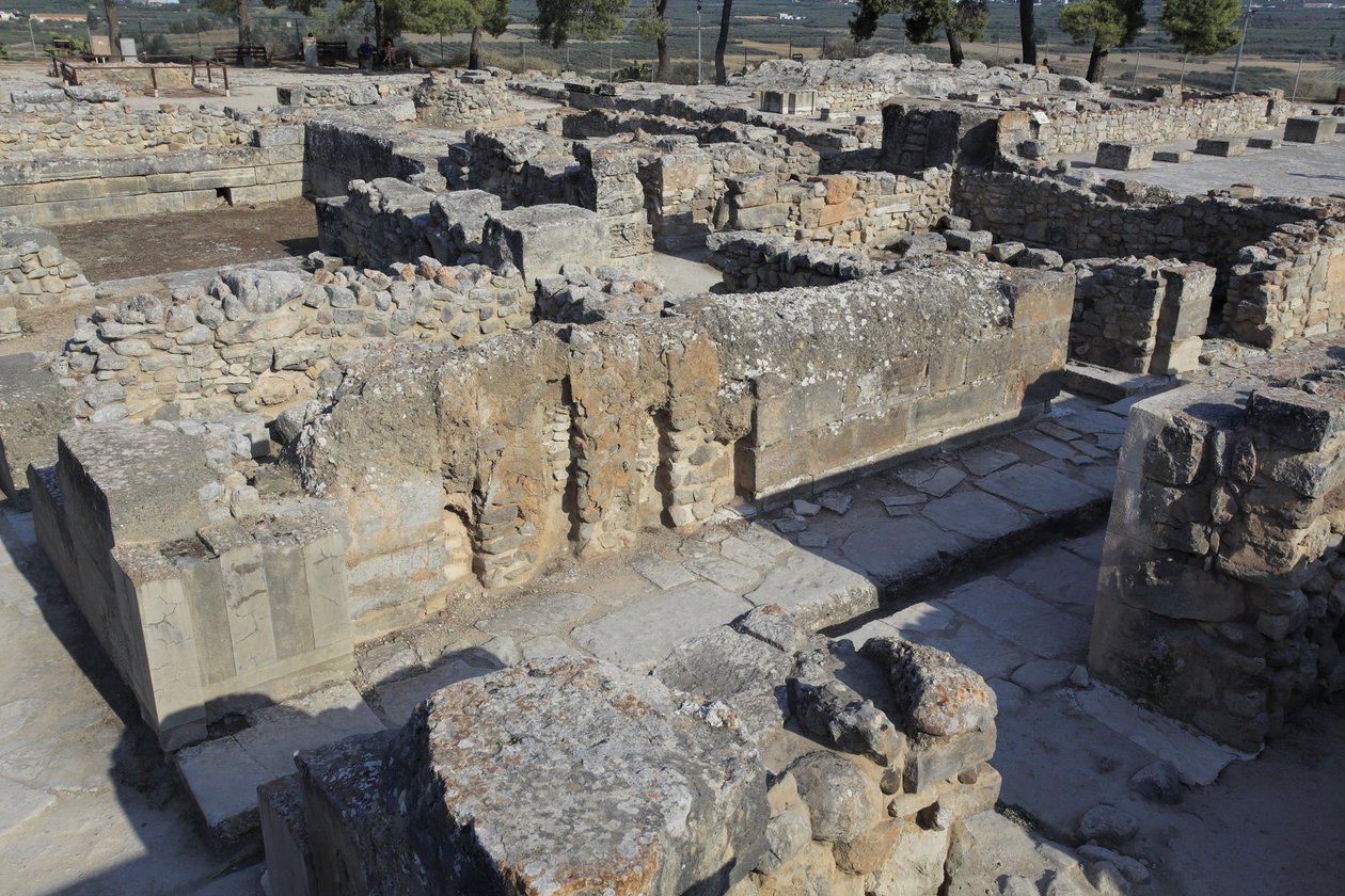 Sítio arqueológico minoano do complexo Phaistos.North East. Complexo de quatro salas directamente adjacentes ao antigo palácio. Estas salas eram usadas para armazenar valiosas embarcações rituais. O famoso "disco Phaistos" com escrita hieroglífica foi enco de Minoan