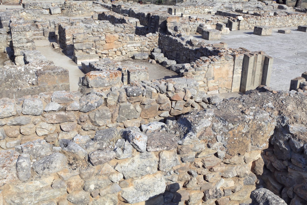 Sítio arqueológico minoano do complexo Phaistos.North East. Estas salas eram usadas para armazenar valiosos recipientes rituais. O famoso "disco Phaistos" com escrita hieroglífica foi encontrado aqui com outras placas de barro inscritas no linear A. Há tam de Minoan