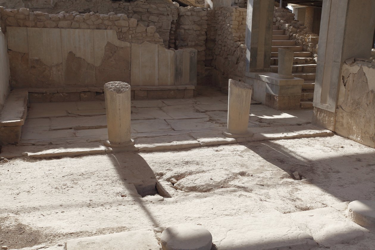 Sítio arqueológico minoano de Phaistos. O Megaron da rainha (ou seja, os apartamentos da rainha). O mais a sul dos "Royal Apartmentsof Phaistos". O chão foi pavimentado com placas de gesso e gesso vermelho enchendo o interstício. O gesso também foi utiliza de Minoan