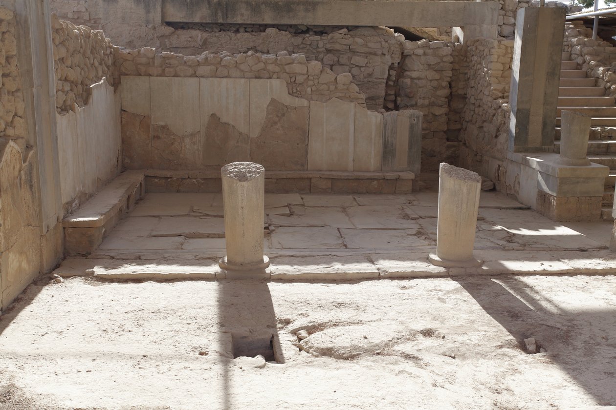 Sítio arqueológico minoano de Phaistos. O Megaron da rainha (ou seja, os apartamentos da rainha). O mais a sul dos "Royal Apartmentsof Phaistos". O chão foi pavimentado com placas de gesso e gesso vermelho enchendo o interstício. O gesso também foi utiliza de Minoan