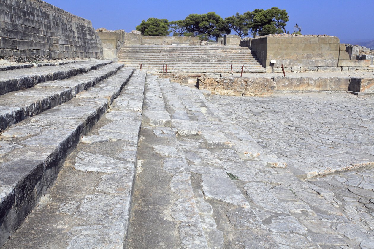 Sítio arqueológico minoano de Phaistos. A corte oeste e a área teatral. Grande pátio pavimentado em frente à fachada e à entrada central do palácio (1900 -1700 a.C.). Esta quadra desempenhou um papel importante na vida dos habitantes. Aos pés da de Minoan