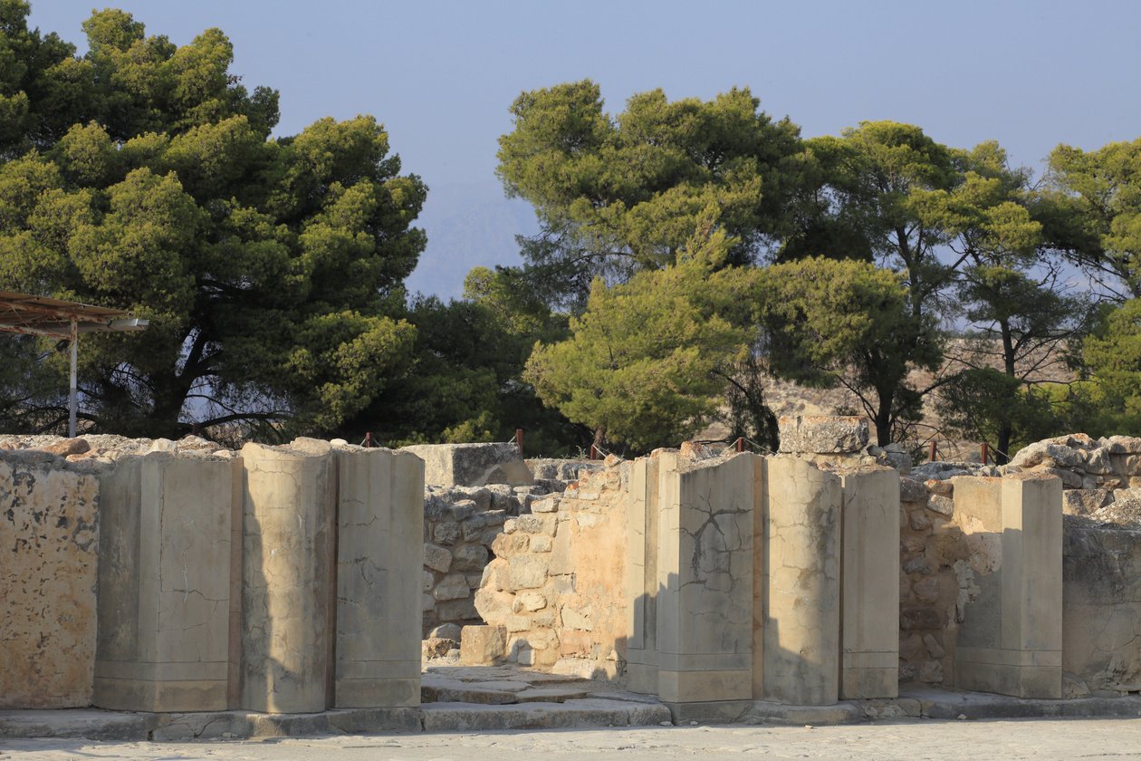 Sítio arqueológico minoano de Phaistos. Porta de entrada da ala norte que se abre ao largo da corte central. A ala norte é a ala mais importante do palácio, pois acredita-se que tenha abrigado os "Apartamentos Reais". Porta de entrada para o complexo dos " de Minoan