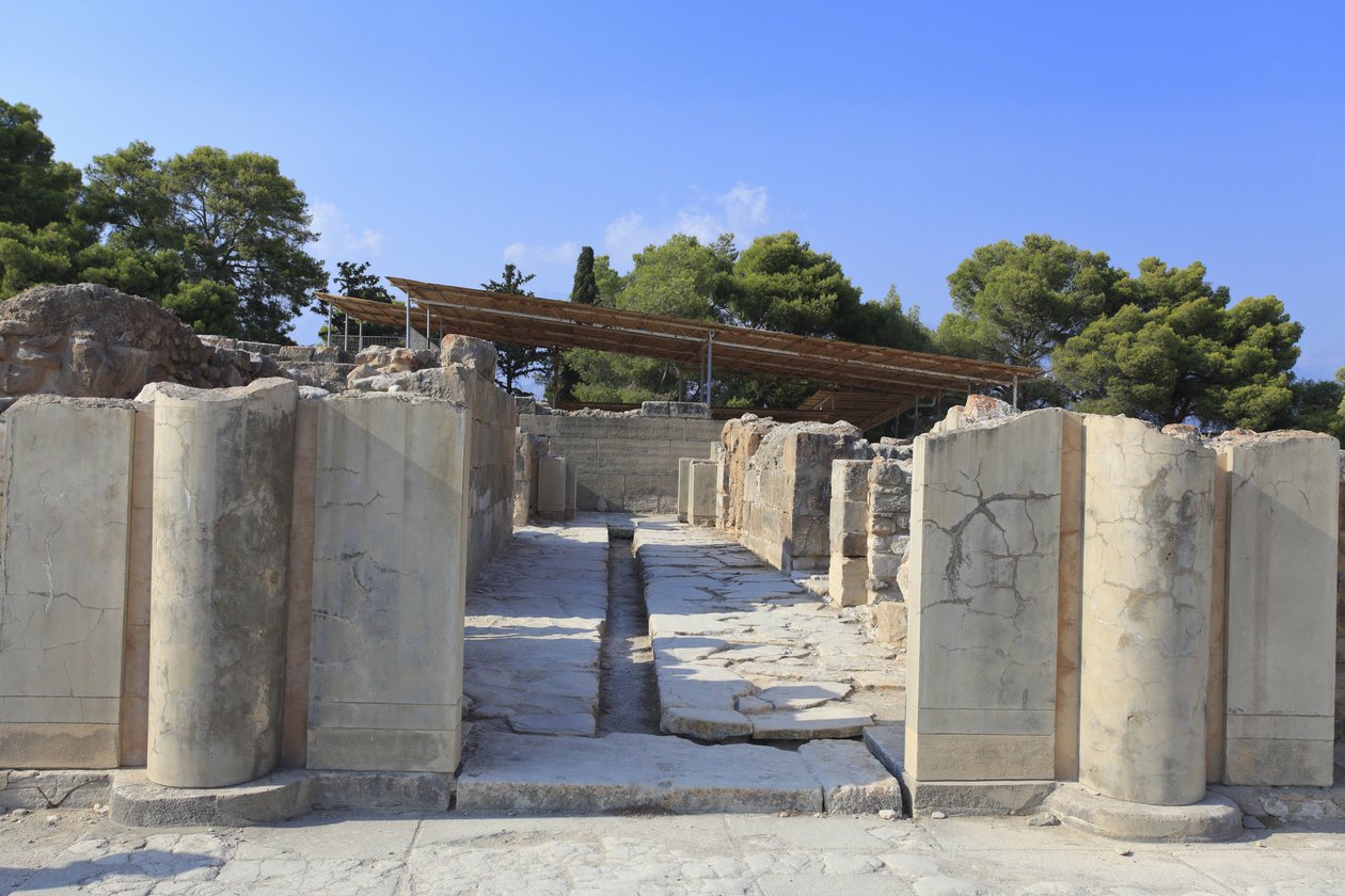 Sítio arqueológico minoano de Phaistos. Porta de entrada da ala norte que se abre ao largo da corte central. A ala norte é a ala mais importante do palácio, pois acredita-se que tenha abrigado os "Apartamentos Reais". Porta de entrada para o complexo dos " de Minoan