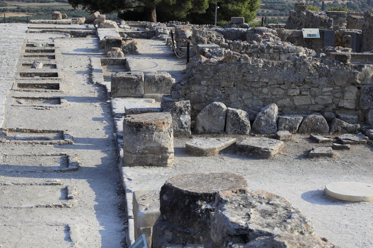Sítio arqueológico minoano de Phaistos. Vista geral dos santuários da ala oeste ao longo da corte central a partir da ala norte. Havia dois tipos de santuários: "Santuário de Bancada" e "Bacia Lutral". O "Santuário de Bancada" era uma sala pequena e rectan de Minoan