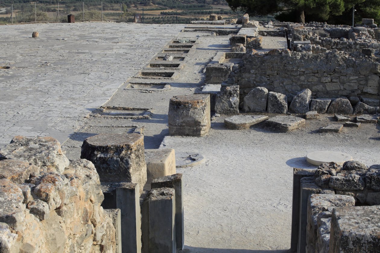 Sítio arqueológico minoano de Phaistos. Vista geral dos santuários da ala oeste ao longo da corte central a partir da ala norte. Havia dois tipos de santuários: "Santuário de Bancada" e "Bacia Lutral". O "Santuário de Bancada" era uma sala pequena e rectan de Minoan