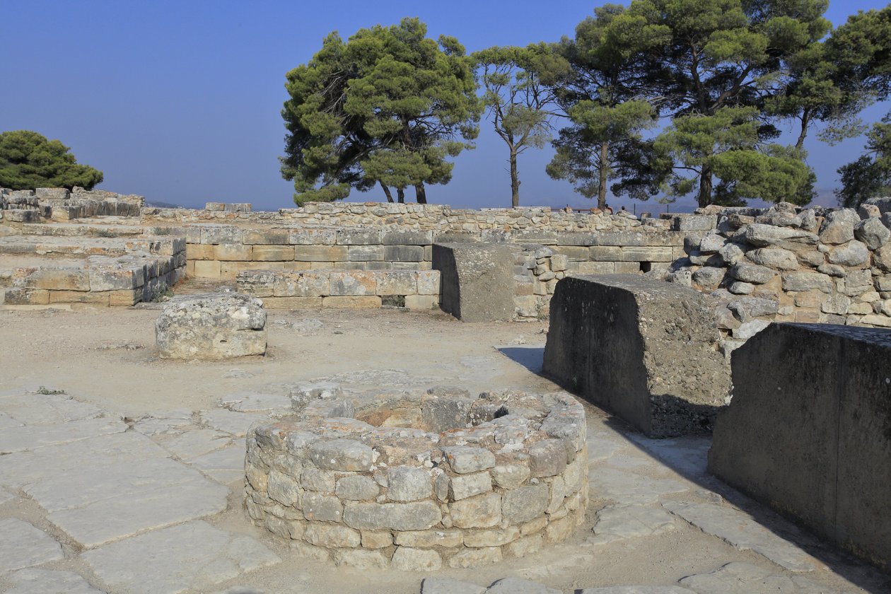 Sítio arqueológico minoano de Phaistos. Parte do Complexo Nordestino. Complexo de quatro salas directamente adjacentes ao antigo palácio. Estas salas eram usadas para armazenar valiosos recipientes rituais. O famoso "disco de Phaistos" com escrita hieroglí de Minoan