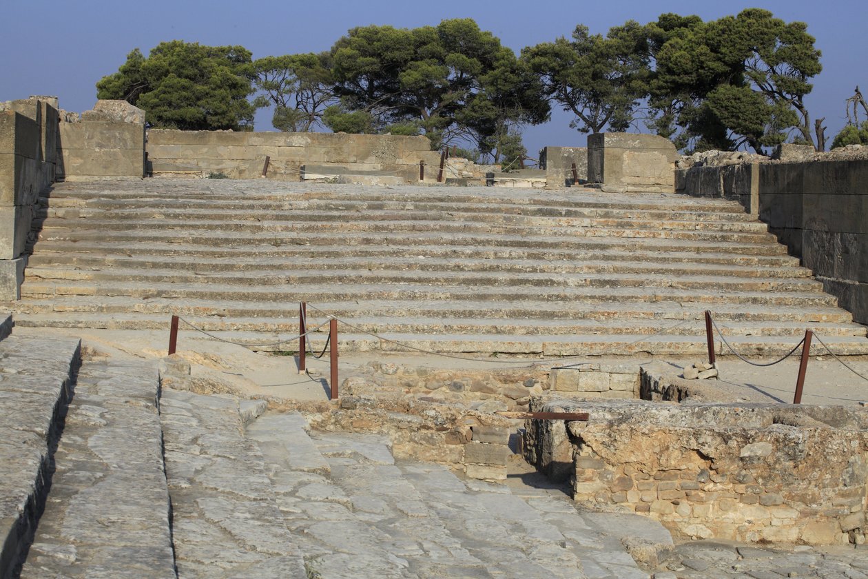 Sítio arqueológico minoano de Phaistos. Escadaria que começa na quadra oeste e leva ao The Propylaea, a entrada principal e mais impressionante do novo palácio e degraus que formaram as sedes da área teatral, utilizada para eventos religiosos e f de Minoan