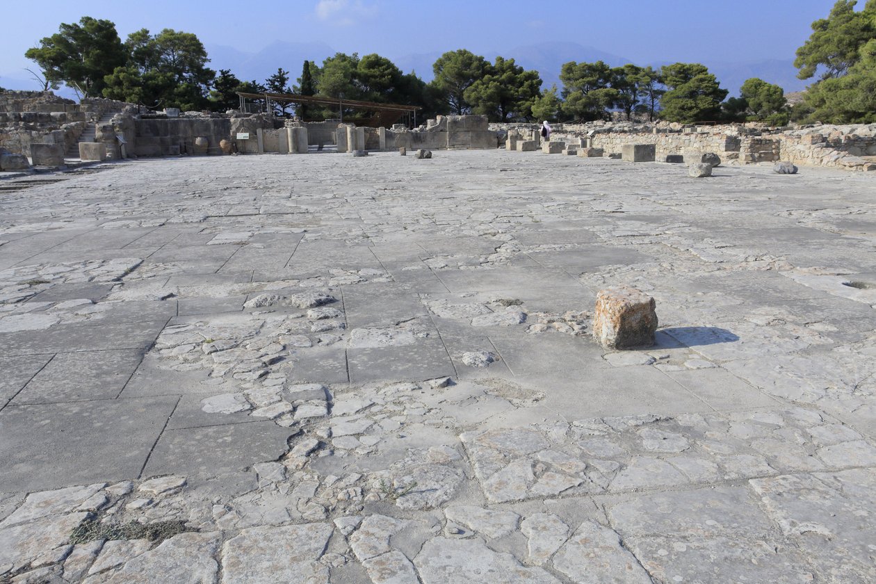 Sítio arqueológico minoano de Phaistos. A corte central, um elemento arquitectónico básico do palácio de Minoen. É um núcleo em torno do qual as diferentes asas estão dispostas. Esta corte central foi construída no tempo do antigo palácio (1900-1700 a.C.). de Minoan