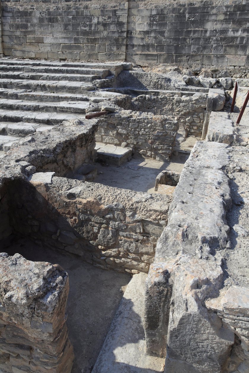 Sítio arqueológico minoano de Phaistos. O santuário tripartido. Este complexo de salas em frente ao Palácio era um pequeno santuário. Phaistos, Creta. de Minoan