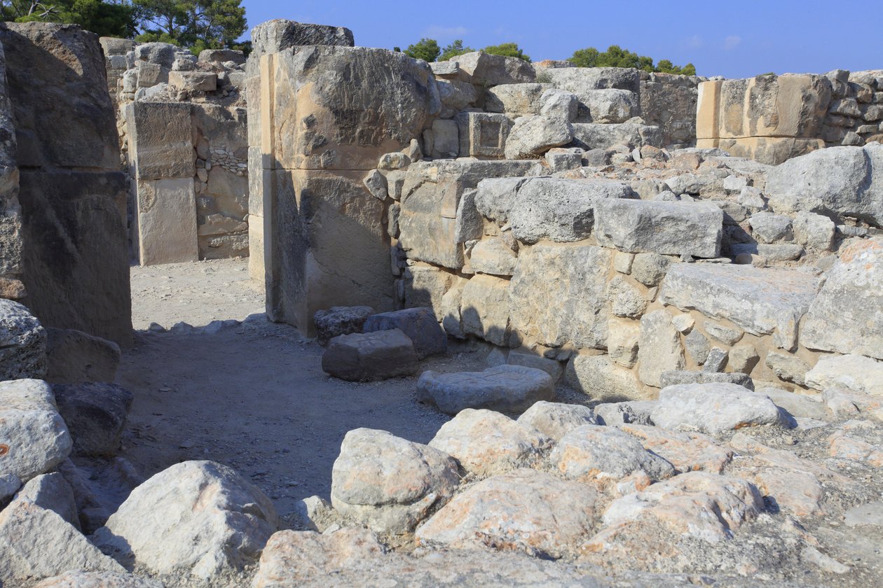 Sítio arqueológico minoano de Phaistos. As revistas do oeste. Grande complexo de armazéns do palácio. Vista sobre algumas das 11 revistas em que os bens do palácio foram armazenados (1900-1700 a.C.) Phaistos, Creta. de Minoan