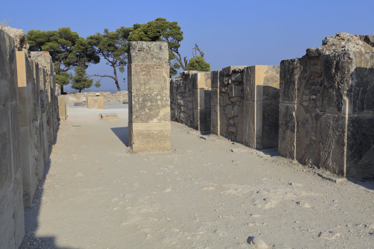 Sítio arqueológico minoano de Phaistos. As revistas do oeste. Grande complexo de armazéns do palácio. Consiste na antecâmara, no corredor dos armazéns, e nos próprios armazéns. À direita e à esquerda do corredor encontravam-se 11 armazéns, nos quais se enc de Minoan