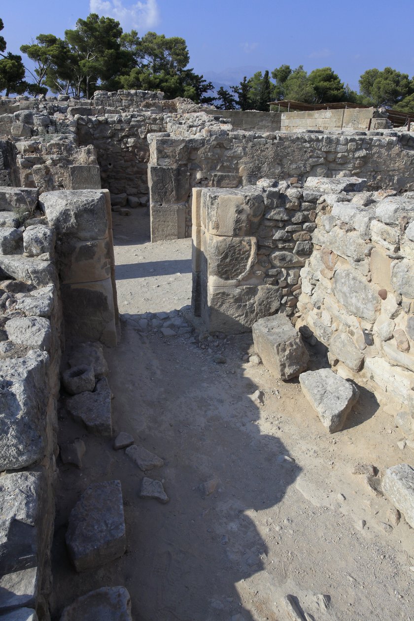 Sítio arqueológico minoano de Phaistos. As revistas do oeste. Grande complexo de armazéns do palácio. Vista sobre algumas das 11 revistas em que os bens do palácio foram armazenados (1900-1700 a.C.) Phaistos, Creta. de Minoan