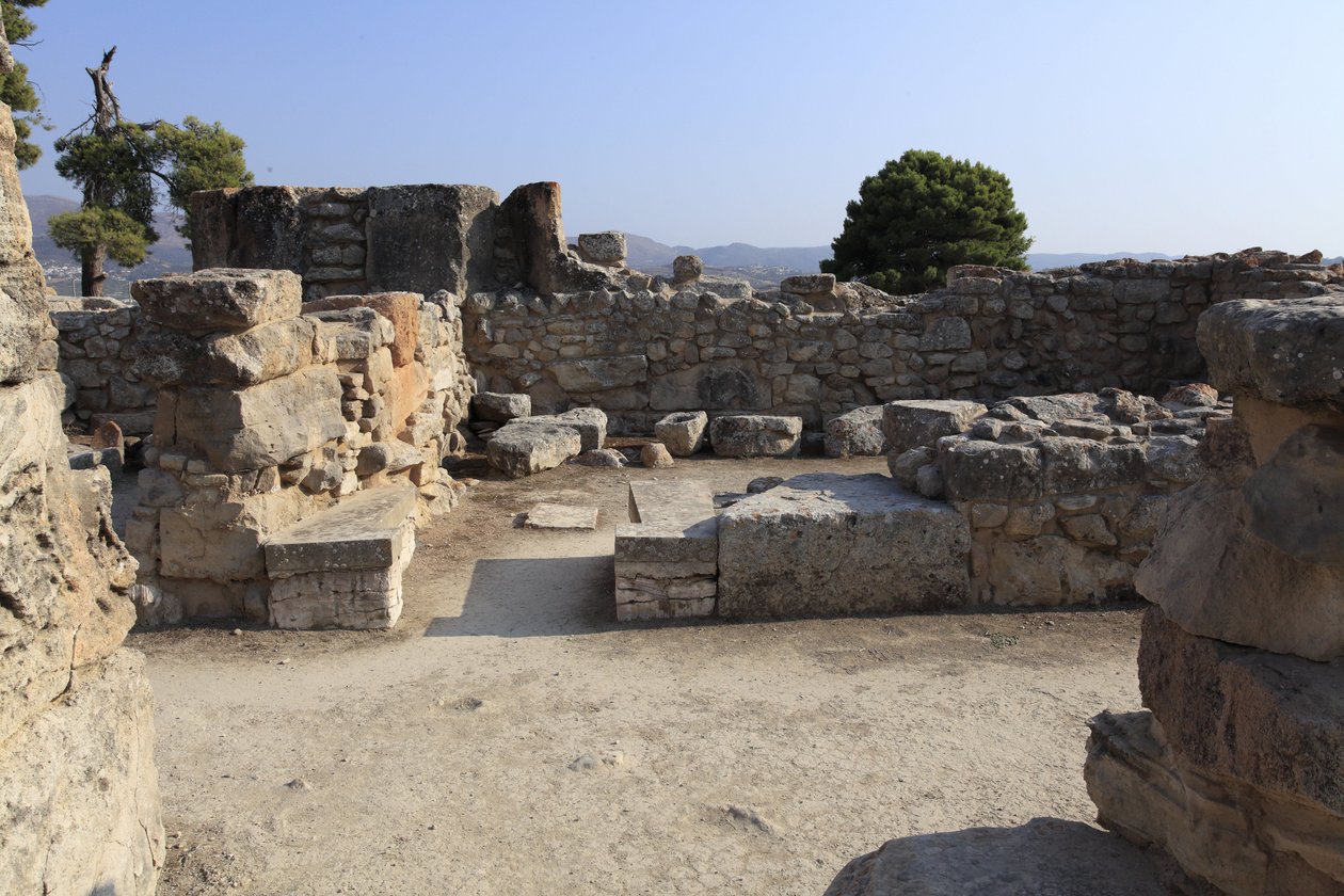 Sítio arqueológico minoano de Phaistos. Vista sobre um "Santuário de Bancada" da ala oeste. O "Santuário de Bancada" era uma sala pequena e retangular com bancos baixos correndo ao redor das paredes para suportar objetos de culto e a figura da divindade. E de Minoan