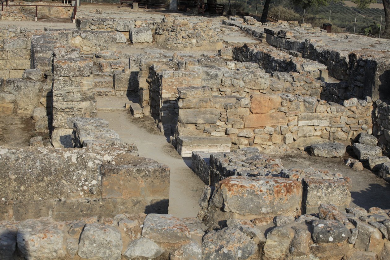 Sítio arqueológico minoano de Phaistos. Vista sobre o complexo nordeste. Complexo de quatro salas directamente adjacentes ao antigo palácio. Estas salas eram usadas para armazenar valiosas embarcações rituais. O famoso "disco de Phaistos" com escrita hiero de Minoan