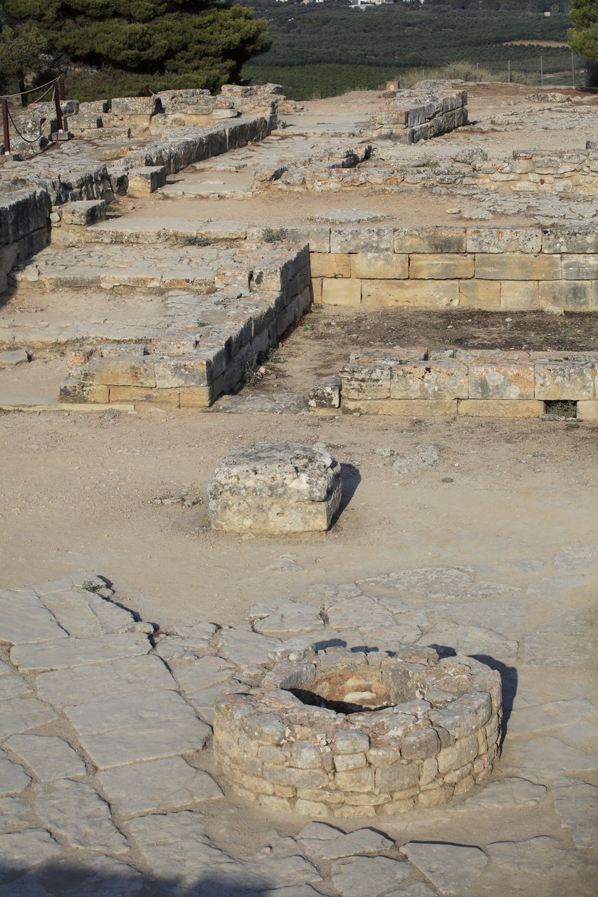 Sítio arqueológico minoano de Phaistos. Vista sobre o complexo nordeste. Complexo de quatro salas directamente adjacentes ao antigo palácio. Estas salas eram usadas para armazenar valiosas embarcações rituais. O famoso "disco de Phaistos" com escrita hiero de Minoan