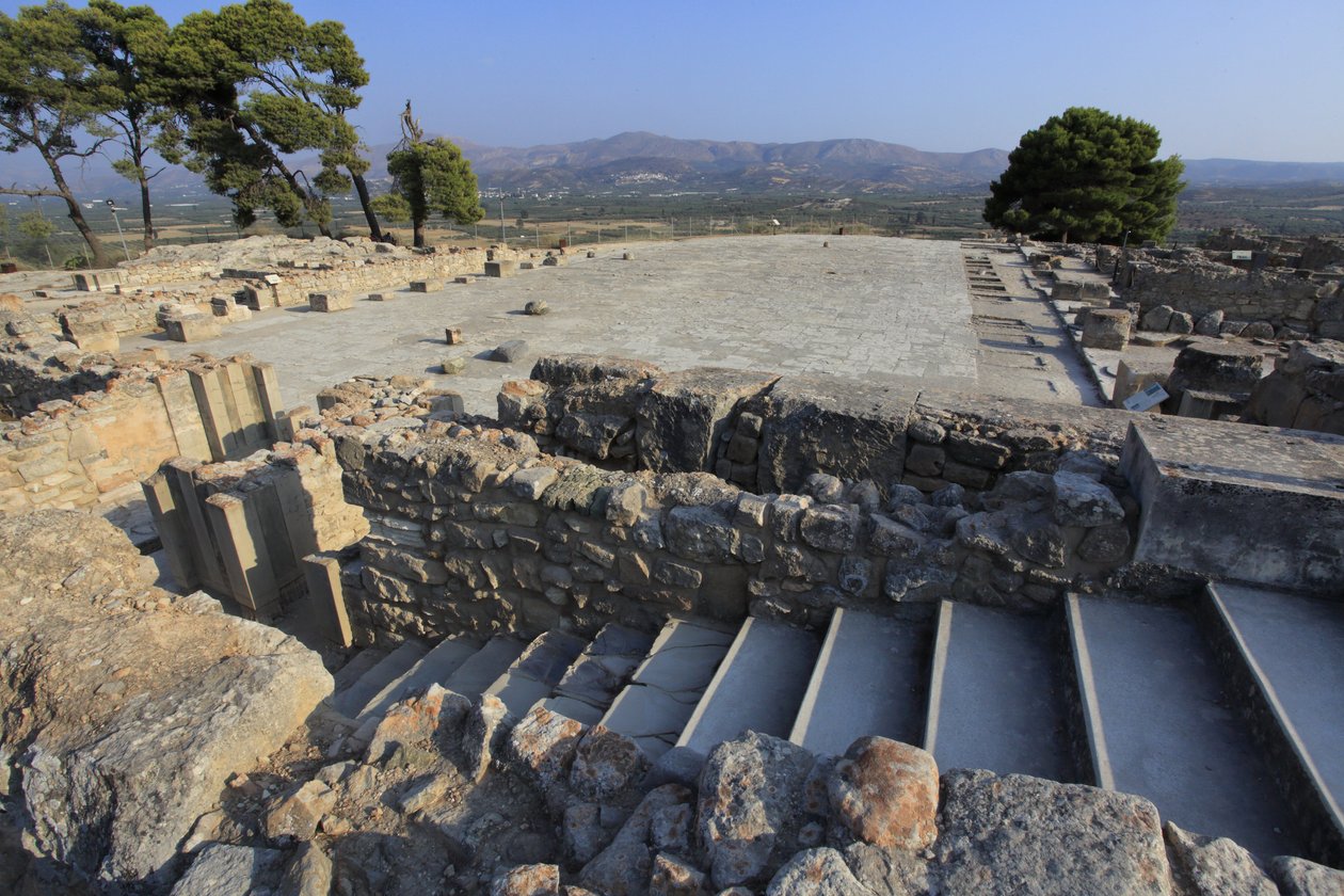 Sítio arqueológico minoano de Phaistos. Vista sobre a corte central a partir da ala norte. A quadra central era um elemento arquitetônico básico do palácio de Minoen. É um núcleo em torno do qual as diferentes ala estão dispostas. Esta quadra central foi c de Minoan