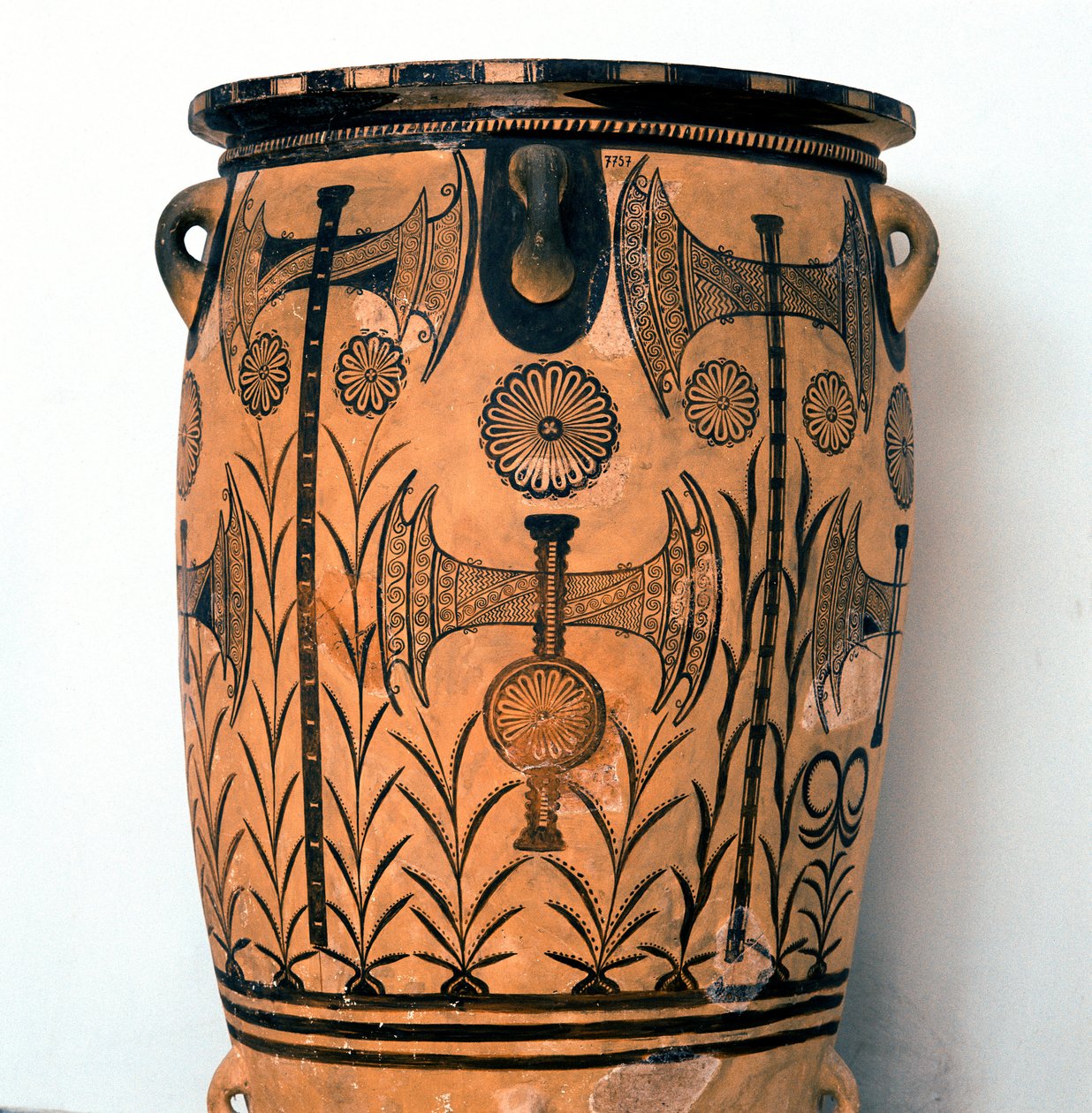 Arte minóica: vaso de terracota do período Neopalatiale decora símbolos das divindades e representações do céu e da terra, bem como o machado duplo, símbolo da civilização cretense. De Knossos (Cnossos) Heraklion, Museu Arqueológico de Creta de Minoan