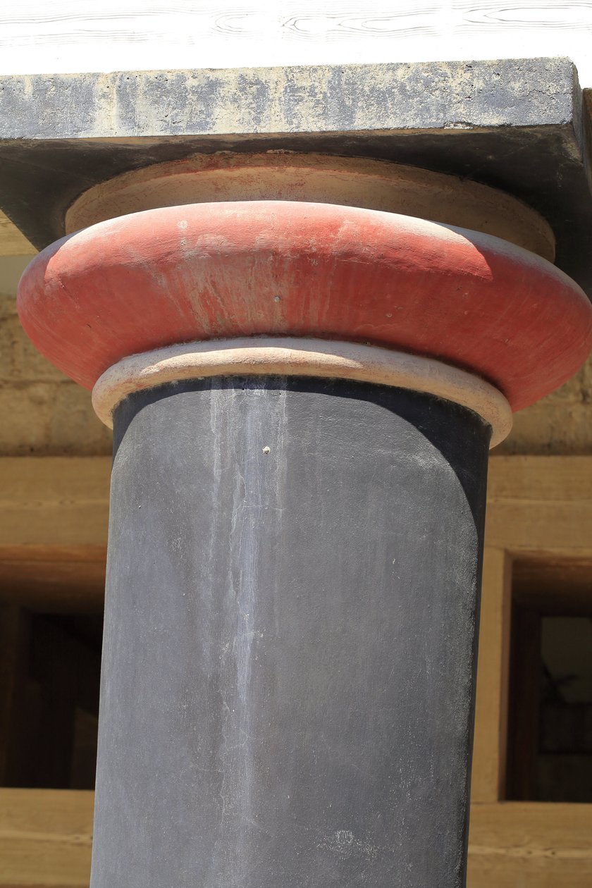 Sítio arqueológico de Minoen de Knossos. Detalhe de uma coluna do Salão dos eixos duplos e da megaron rainha do palácio do rei Minos. Knossos, Creta. de Minoan