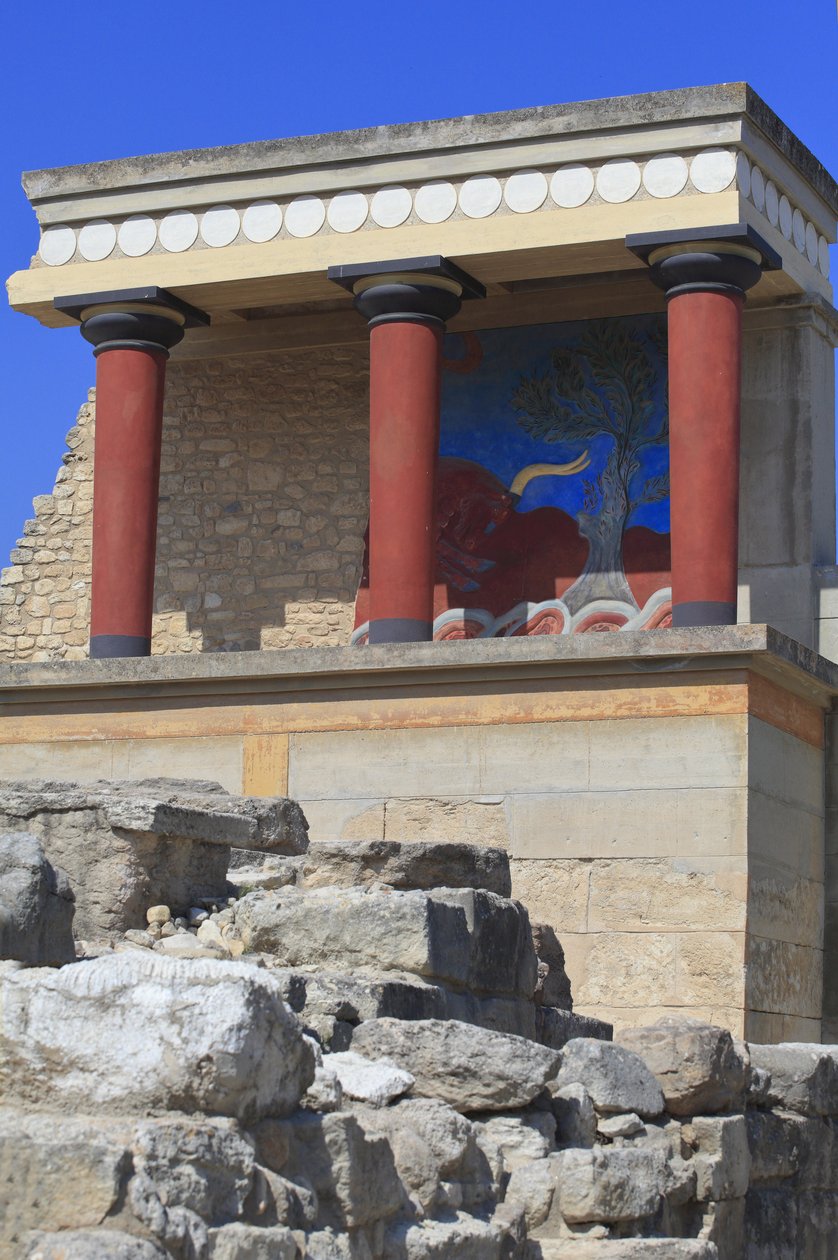 Sítio arqueológico de Minoen de Knossos. Entrada norte, Hall do pilar norte. Bastião reconstruído por Arthur Evans onde ele colocou uma cópia de um afresco restaurado em relevo de um touro. Knossos, Creta. de Minoan