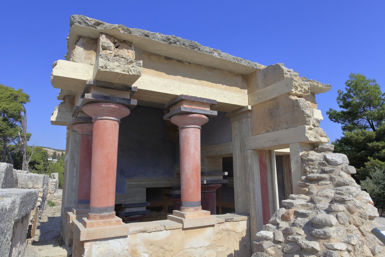 Sítio arqueológico de Minoen de Knossos. Bacias lustralesas do norte. Entrada norte do palácio. Segundo A. Evans, este edifício foi usado em cerimônias de purificação e, portanto, chamou este lugar de "bacias lustralesas". Knossos, Creta. de Minoan