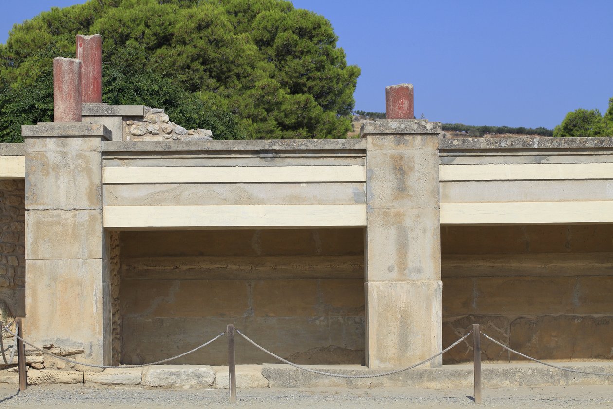 Sítio arqueológico de Minoen de Knossos. Ala oeste; Aera chamada "Santuário Tripartido" por A. Evans. Dentro do santuário foram encontrados muitos objetos religiosos, tais como tabletes de barro ou impressão de selos de barro possivelmente relacionados com de Minoan