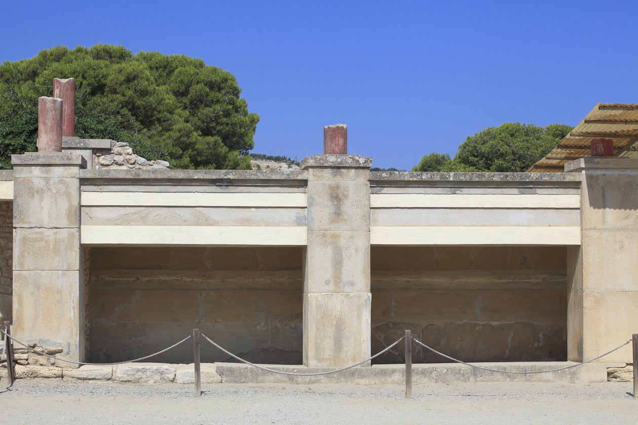 Sítio arqueológico de Minoen de Knossos. Ala oeste; Aera chamada "Santuário Tripartido" por A. Evans. Dentro do santuário foram encontrados muitos objetos religiosos, tais como tabletes de barro ou impressão de selos de barro possivelmente relacionados com de Minoan