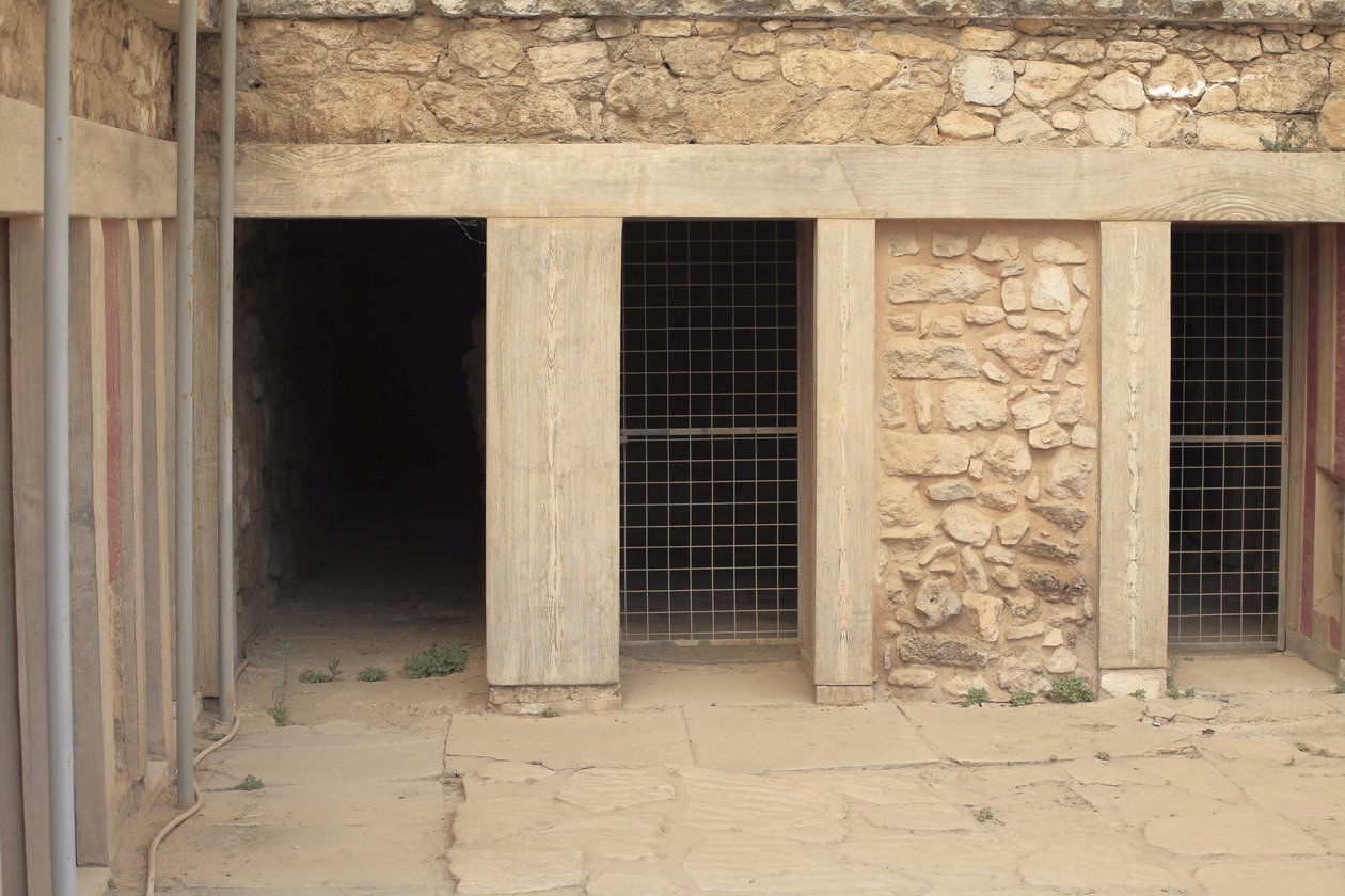 Sítio arqueológico de Minoen de Knossos. Ala oeste ao lado do "santuário tripartido". Sala com dois grandes repositórios retangulares afundados no chão. Estavam cheios de vasos de barro e valiosos obituários, entre os quais as famosas estatuetas representa de Minoan