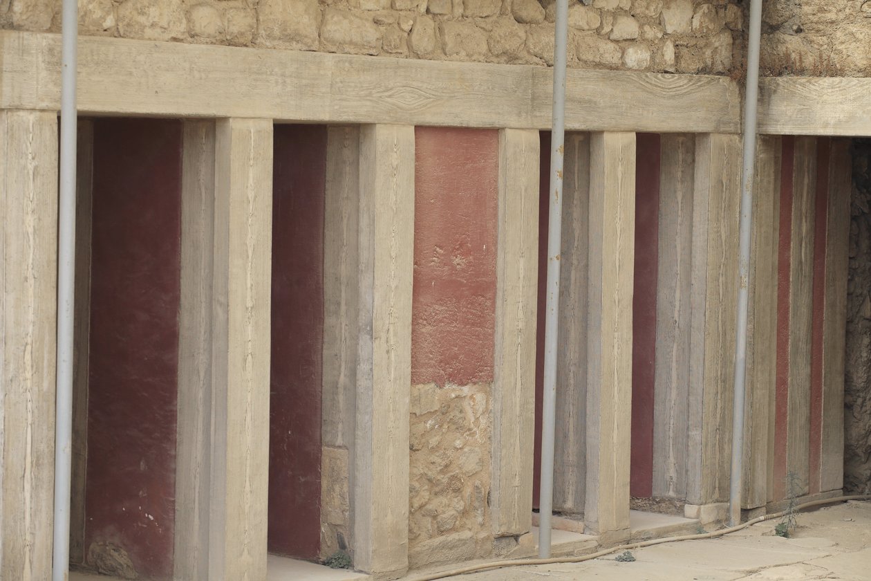Sítio arqueológico de Minoen de Knossos. Ala oeste ao lado do "santuário tripartido". Sala com dois grandes repositórios retangulares afundados no chão. Estavam cheios de vasos de barro e valiosos obectos entre os quais as famosas estatuetas representando  de Minoan
