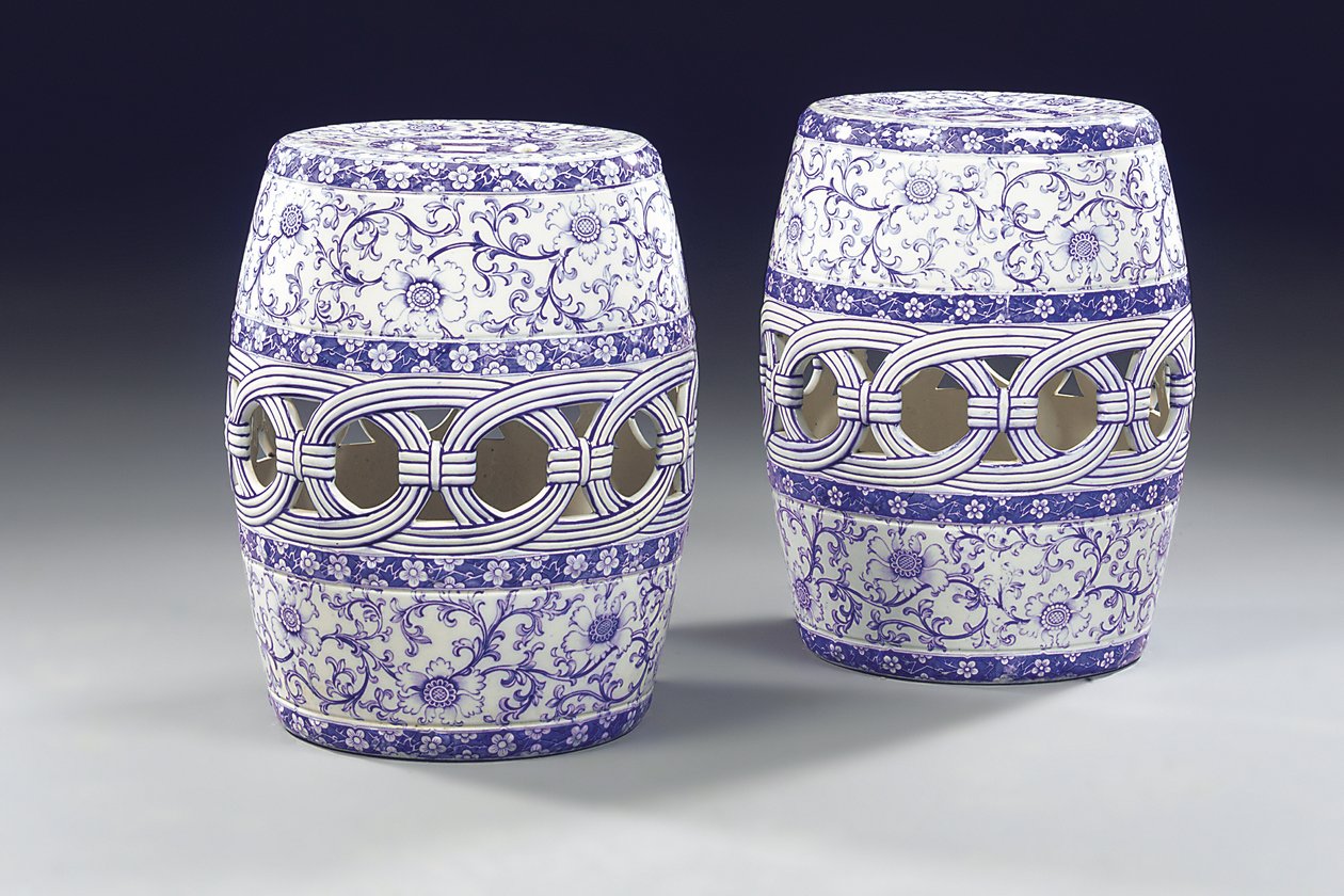 Um par de assentos de jardim azuis e brancos, c.1860 de Mintons Ltd