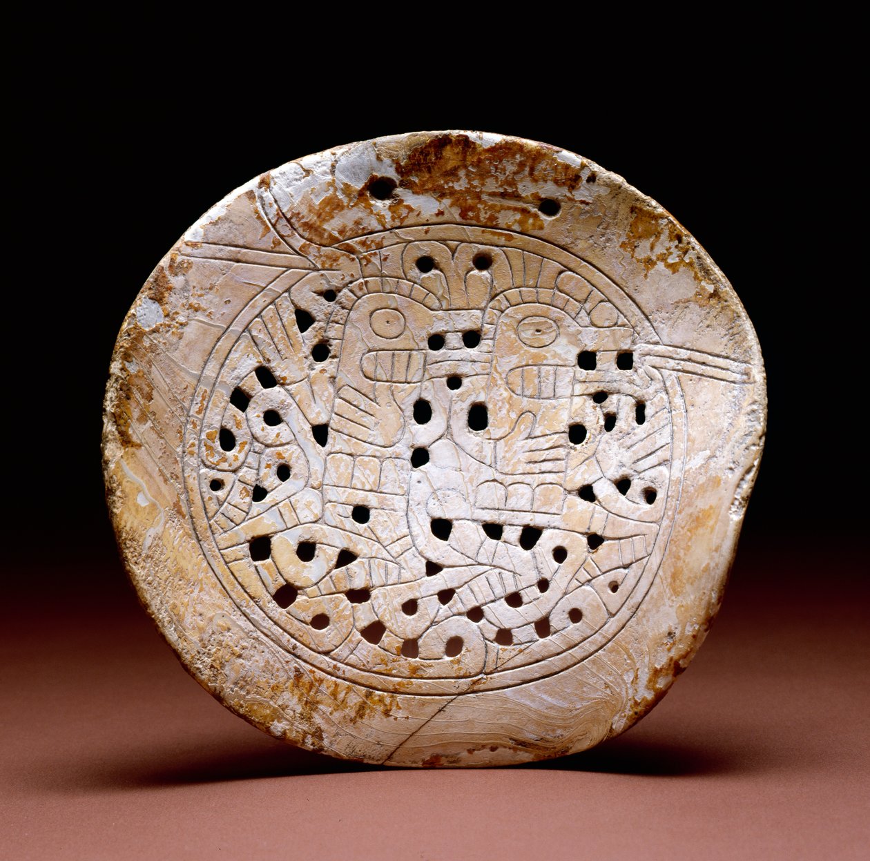 Shell gorget, Dallas Phase, 1300-1500 (concha marinha) de Mississippian culture